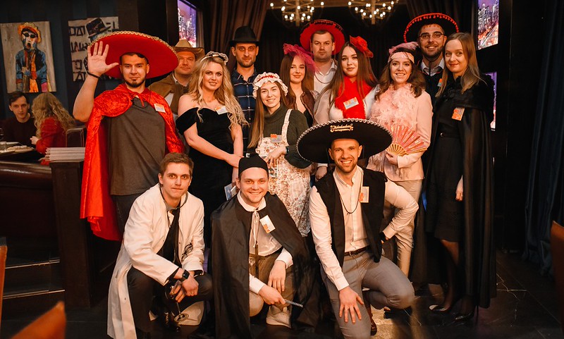 Корпоратив на Новый год в Кирове — празднично украшенный банкетный зал