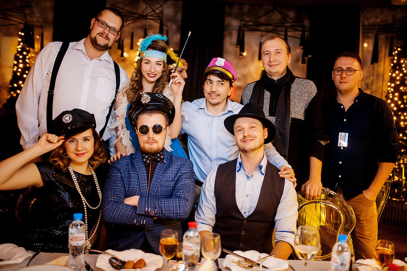 Команда компании празднует Новый год в ресторане Кирове